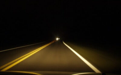 In het donker autorijden