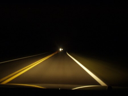 In het donker autorijden